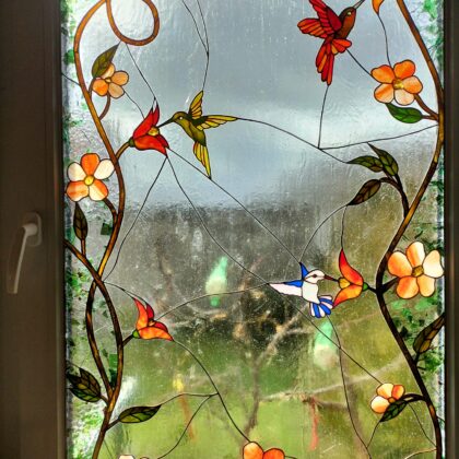 Witraż okienny z motywem koliberków, z dodatkiem bursztynu i agatu
